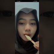 Cewek Indo Hijab Kacamata