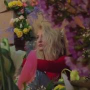 Apple Julia Michaels