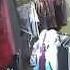 ROBAN ROPA EN UNA TIENDA PAR DE MUJERES