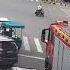 出警消防车和救护车路口遇堵 热心车主听到鸣笛声纷纷让行 正能量 交通 消防