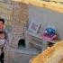 Строительство крыши жилища матери кочевницы много усилий в горах