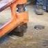 SWINGING AND DROPPING MANUAL HEAVY HAMMER TO KNOCK OUT BRONZE SLEEVES IN EXCAVATOR S HOLDER