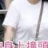 河馬扮重傷後再謊稱無罪釋放 大山婆騎坐何伯身上撞頭落地至何伯頭部裂傷 被咬手指骨折仍留醫 河馬出庭被扣起旅遊證件 一 三 五到屯門警署報到 5千元保釋候訊 何伯 何太 河馬 東張西望