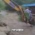 Экскаваторщик перенёс девушку через мощный поток реки на ковше