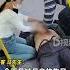 乘客公交車上暈倒女護士跪地搶救目擊者馬先生稱 期間護士家人打電話 稱等她回家吃飯 今天是她媽媽生日 掛斷電話后 護士繼續幫忙按壓搶救乘客 直到救護車趕來后 護士才默默離開 湖北dou知道