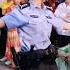 新疆美女警花与游客共舞 网友 后悔没早点来新疆